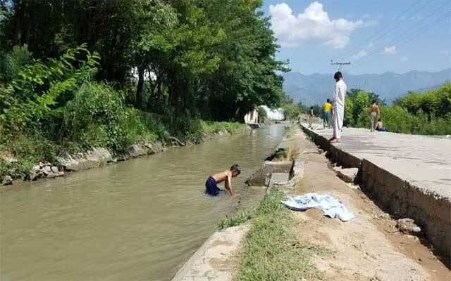 عید کے کپڑے مانگنے پر باپ نے 4 بچوں کو نہر میں پھینک دیا