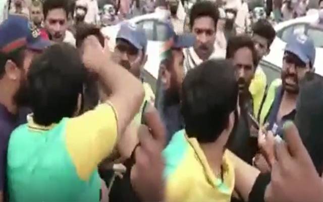 بااثر شہری نے ٹریفک وارڈن کو مکے جڑ دیے