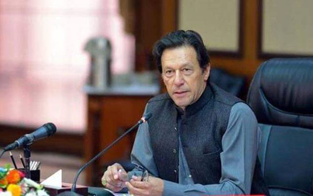 وزیر اعظم عمران خان کی بغیر جوتوں کے تصویر کے چرچے
