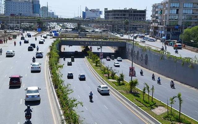  تبدیلی سرکار نے لاہوریوں کو ٹرک کی بتی کے پیچھے لگا دیا 