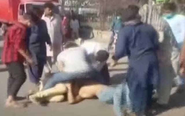 ریڑھی بانوں کا ایک دوسرے پر اینٹوں،گھونسوں،لاتوں سے تشدد؛فوٹیج وائرل