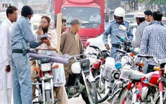 ٹریفک پولیس نےچالانوں کا ٹارگٹ پورا کرنے کا نیا طریقہ نکال لیا