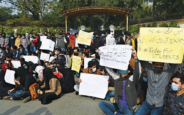 امتحانات منسوخ کرانے کیلئے طلبا ڈٹ گئے، نیا مطالبہ کردیا