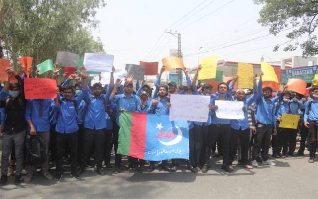 طلباء سڑکوں پر آگئے،بڑا مطالبہ کردیا