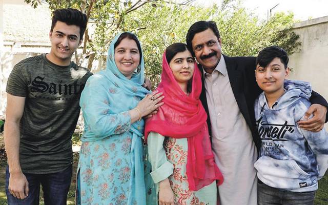 ملالہ کے والدین کی شادی کو کتنا عرصہ ہوگیا؟تصویر وائرل