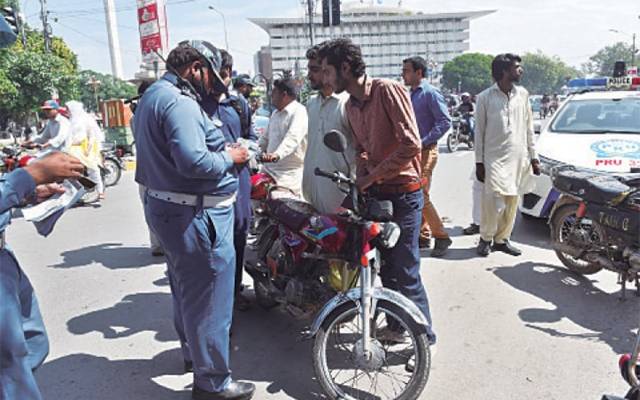 ٹریفک پولیس ان ایکشن، چالان تو اب ضرور کٹے گا