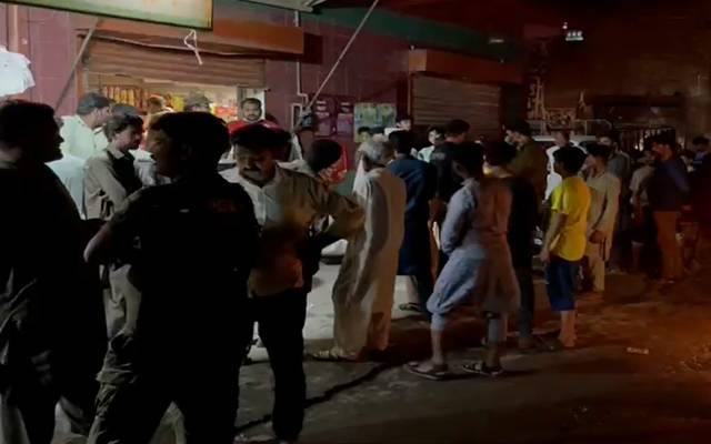 افسوسناک واقعے کے بعد پولیس اور دیگر افراد موقع پر موجود ہیں