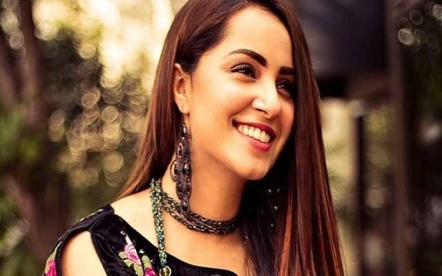 نمرہ خان کو کون سی خاتون سیاستدان رشتہ کرانے والی خالہ لگتی ہیں؟