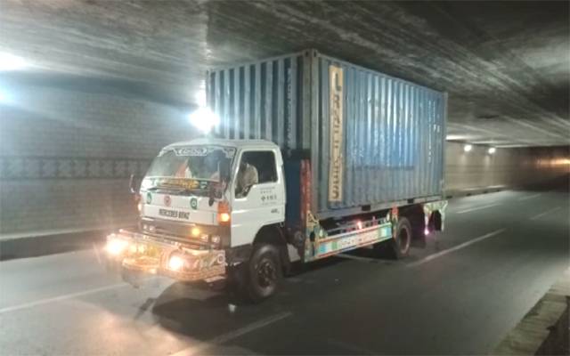  انڈرپاس میں گھسنے والاکنٹینرپھنس گیا