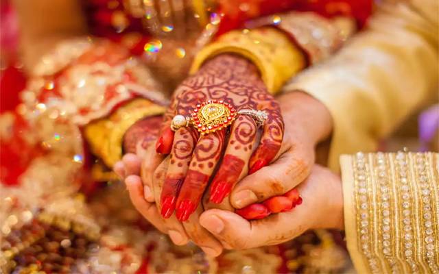 نوجوان نے اپنی دونوں گرل فرینڈز کیساتھ بیک وقت شادی رچالی