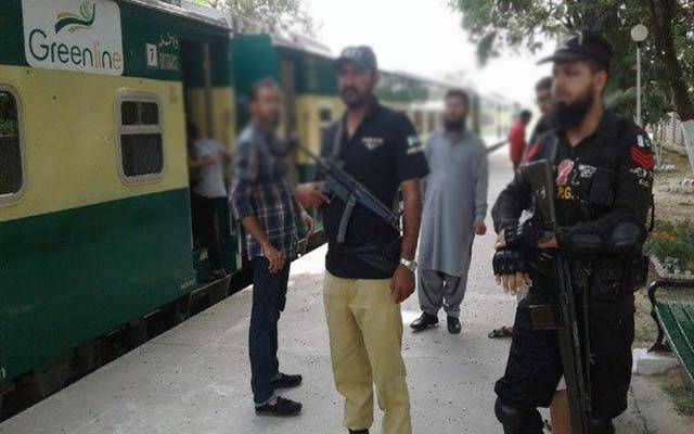 ریلوے پولیس نے 10 سالہ بچی والدین کے حوالے کردی، 9 لاکھ سے زائد رقم برآمد