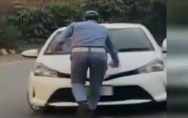 ڈیفنس میں ڈرائیور نے گاڑی ٹریفک وارڈن پر چڑھا دی