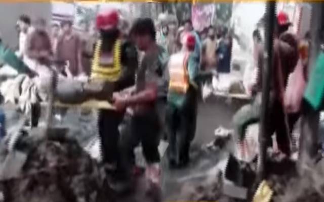 داتا دربار کے قریب مزدور گہرے گڑھے میں گر گئے