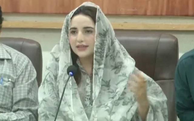 پاکستانی اداکارؤں کے مغربی لباس پہننے پرحریم شاہ کا ردعمل