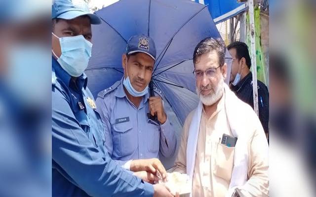 ٹریفک وارڈنز نے ایمانداری کی اعلیٰ مثال قائم کر دی