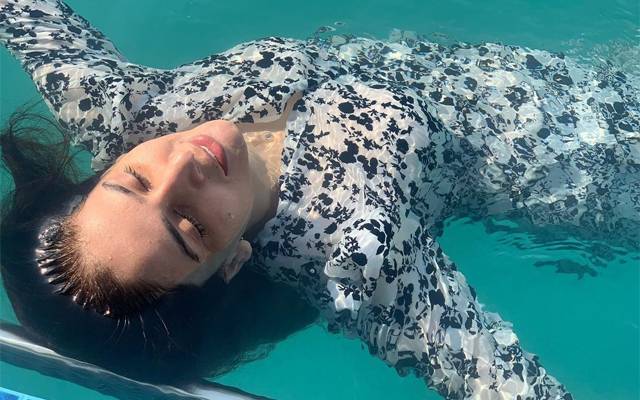 گرمی سے تنگ صبا قمر کی سوئمنگ کرتے نئی تصاویر سامنے آگئیں