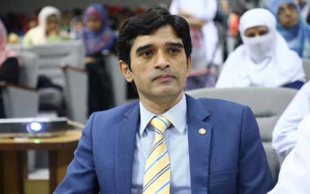عید کےدوسرے روز کمشنر لاہور کی چلڈرن ہسپتال آمد،تحائف تقسیم