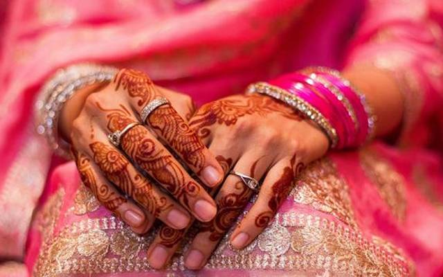 شادی کے روز دلہے نے ایسا کام کیا کہ دلہن خود پر قابو نہ رکھ سکی؛ ویڈیو وائرل