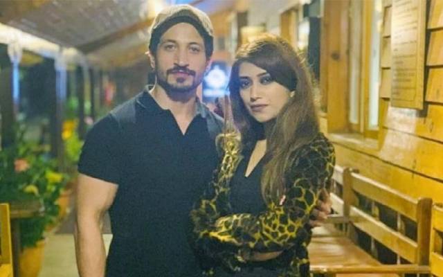 اداکار سلمان فیصل نے اہلیہ کو طلاق دینے کی خبروں پر خاموشی توڑ دی