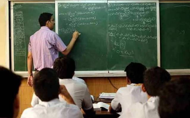 سکولوں کے استادوں کو پڑھانے کا فیصلہ