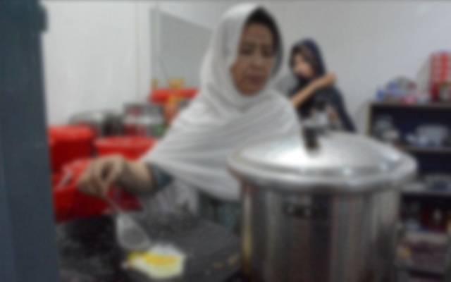 کچن میں کھانا بناتے ہوئے