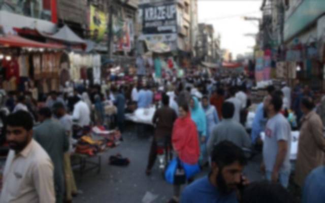 شہری مارکیٹ میں خریداری کرتے ہوئے