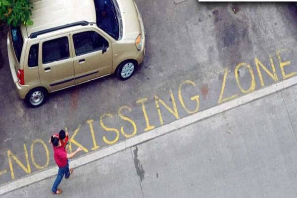 جوڑوں کے فحش مذاق سے تنگ سوسائٹی کے مکینوں کا بڑا اقدام
