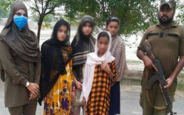 ہنجروال کی لڑکیوں کو والدین کےساتھ جانےکا حکم دیدیا