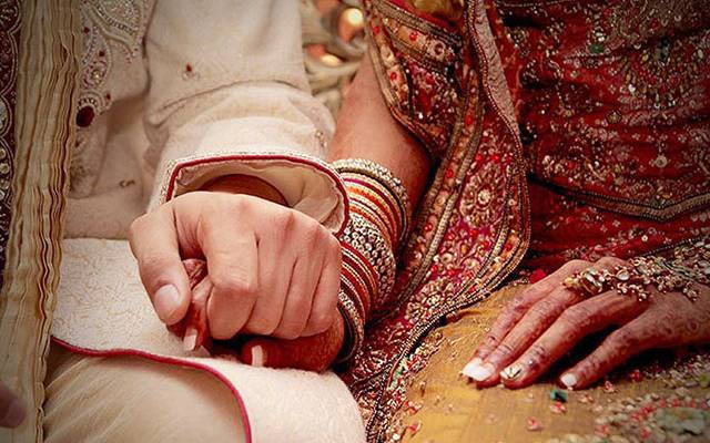 پسند کی شادی کرنے پر اہلخانہ نے لڑکی کو رسیوں سے باندھ دیا