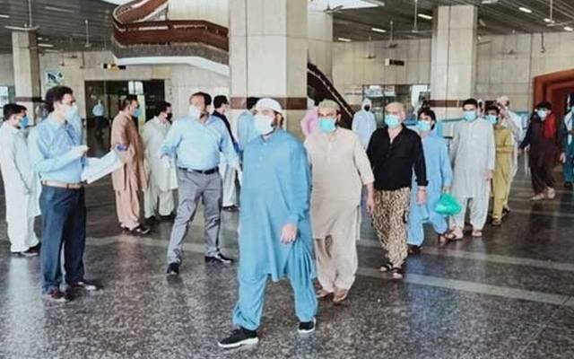 دبئی جانے کے منتظر افراد کی سنی گئی 