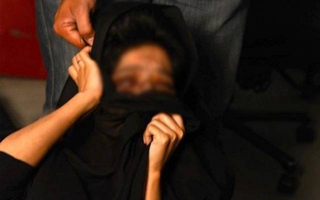 بیوی، آشنا کیساتھ قابل اعتراض حالت میں پکڑی گئی