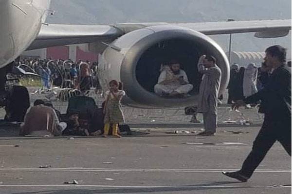 کابل ائیرپورٹ پرامریکی فائرنگ،5 ہلاک، پی آئی اے کی فلائٹس بھی بند 