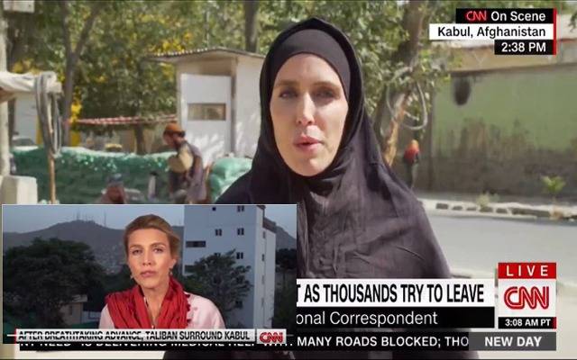 تبدیلی آگئی ، طالبان حکومت آتے ہی سی این این کی رپورٹر نے برقع اوڑھ لیا