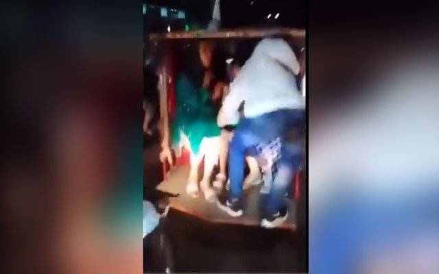 رکشہ پر بیٹھی لڑکی سے نوجوان لڑکے کی نازیبا حرکت، ویڈیو وائرل