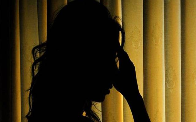 لالچی شوہر نے اپنی بیوی دوستوں کے حوالے کردی