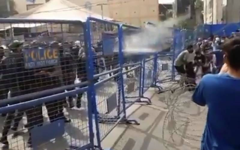  پولیس کا ینگ ڈاکٹرز اور طلبا پر لاٹھی چارج، 12 افراد زخمی