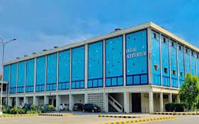 رجسٹرار پنجاب یونیورسٹی ے ممبر سینڈیکیٹ کی بد سلوکی، ملازمین دوسرے روز بھی  سراپا احتجاج 