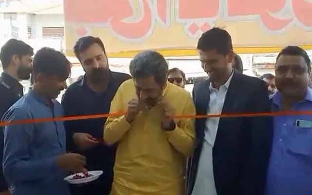  چوہان چوہان ہے۔۔۔ دانتوں سے فیتا کاٹنے کی ویڈیو وائرل
