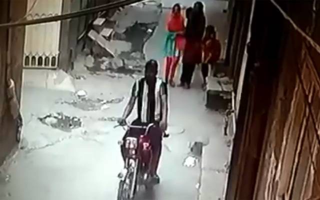  ایک اور اوباش کی راہ چلتی لڑکیوں سے نازیبا حرکات؛ فوٹیج سامنے آگئی