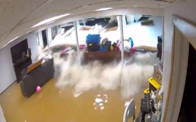 خوفناک سیلاب سے خوش قسمت شخص کیسے بچ گیا؟ویڈیو وائرل