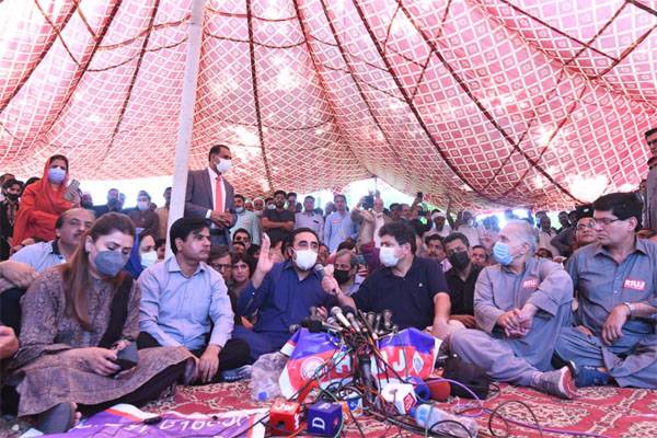 لیڈر ہو تو بلاول جیسا، چٖئیرمین پیپلز پارٹی صحافیوں کے دھرنے میں پہنچ گئے