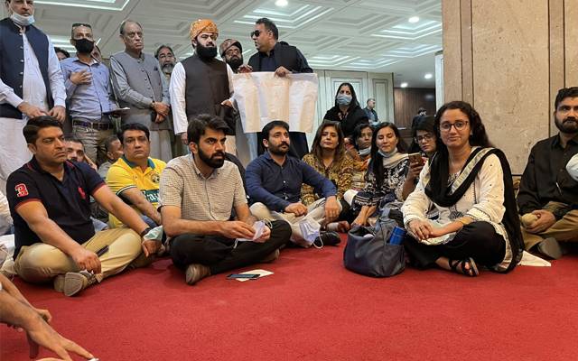 مشترکہ اجلاس، صحافیوں کے لئے پارلیمنٹ کے دروازے بند