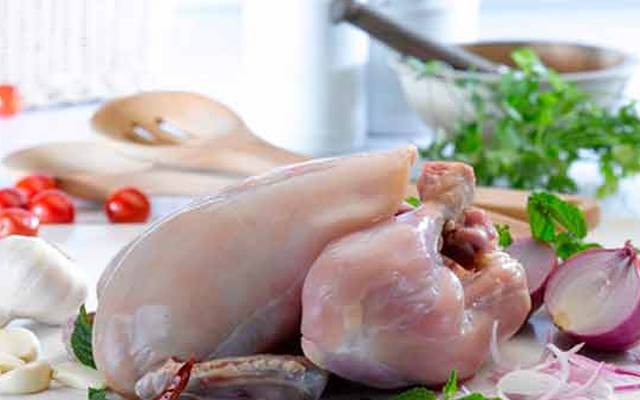 برائلر مرغی کا گوشت 15 روپے فی کلو سستا