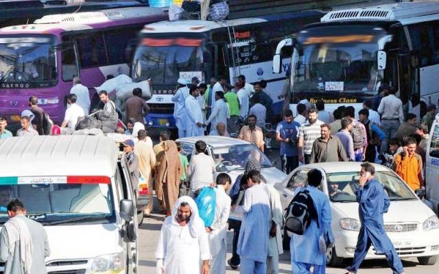لاہور میں لاک ڈاؤن کے باوجود ٹرانسپورٹ چل پڑی