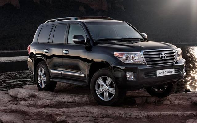 v8 land cruiser on road
