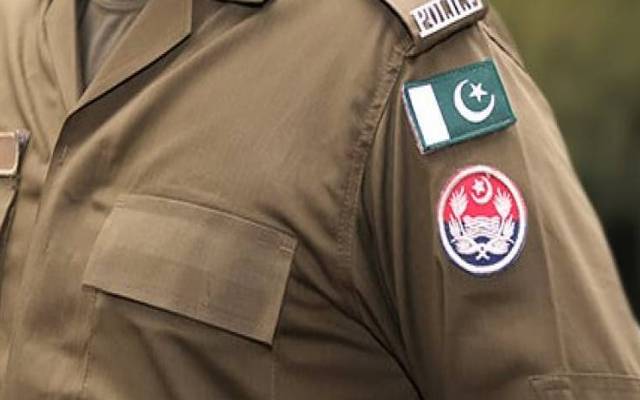گولی کھانے کے باوجود پولیس انسپکٹر نے بہادری کی اعلی مثال قائم کر دی