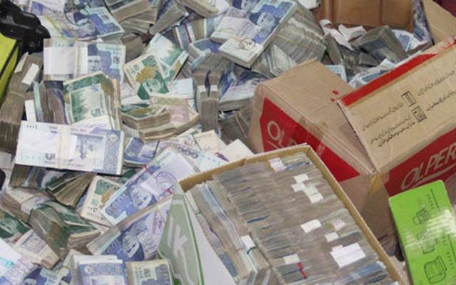Pakistani Rupee looted in Lahore