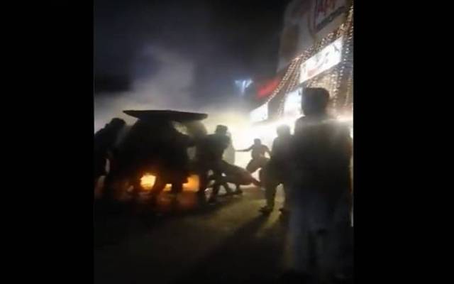 مولانا فضل الرحمان کی بلٹ پروف گاڑی کو آگ لگ گئی