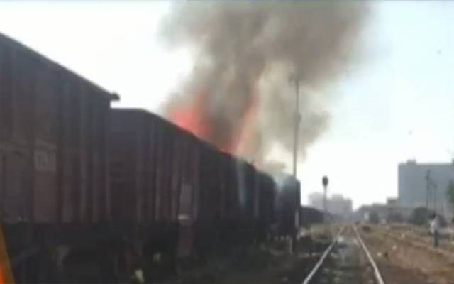 کراچی سے لاہور آنیوالی ٹرین میں آتشزدگی 