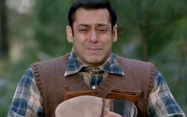 Salman Khan bitten by the un-venomous snake